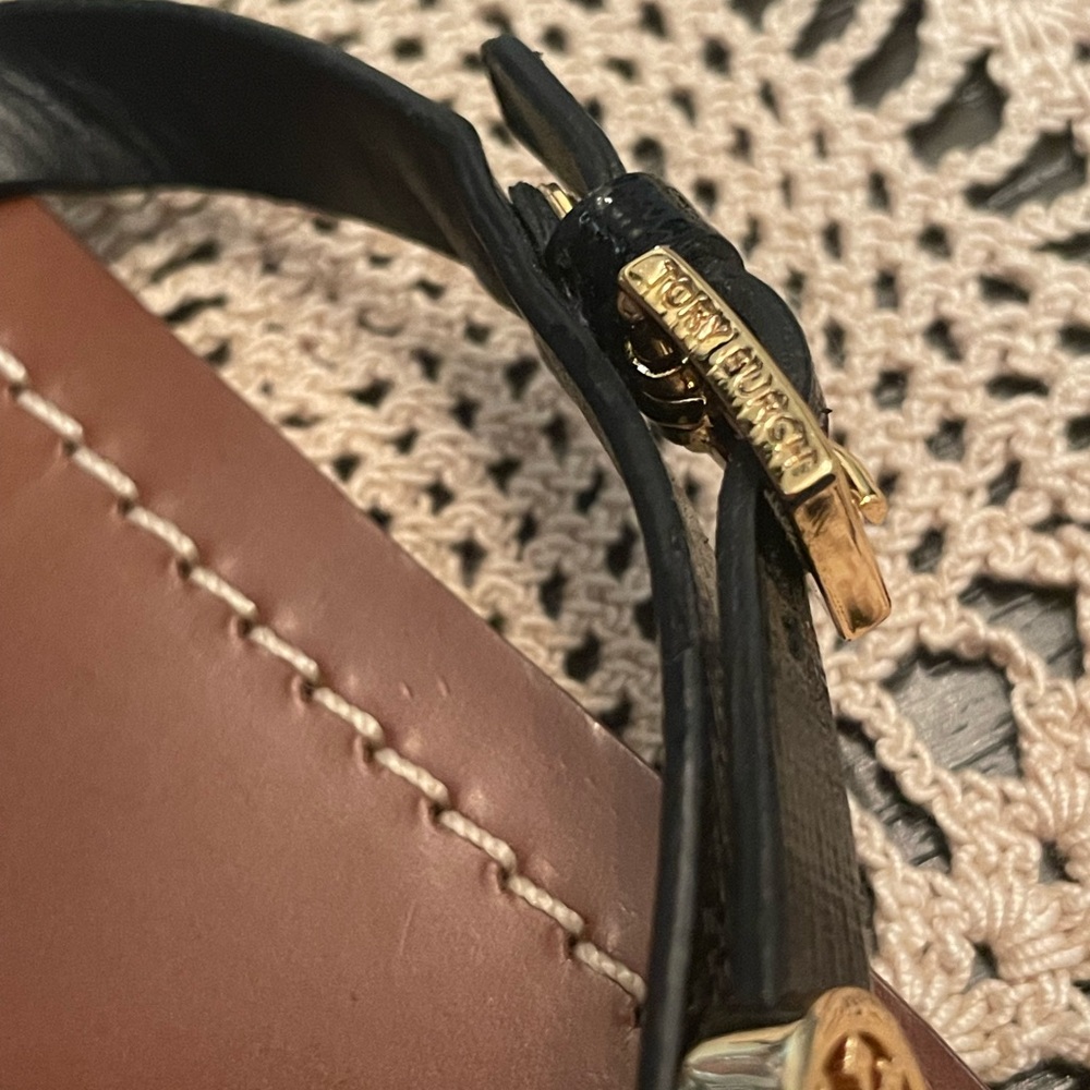 Tory Burch Black and Brown Leather Thong Sandals with Gold Logo - Picture 7 of 7